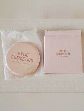 Kylie Cosmetics Compact Mirror in Pale Pink